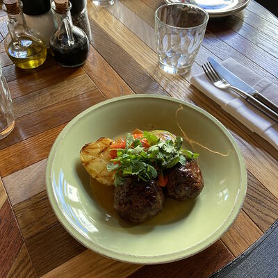 Котлеты говяжьи с запеченным картофелем в Сыроварня по цене 1250 ₽