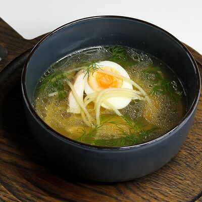 Куриный бульон с яйцом и лапшой в Стейк & Эггс по цене 439 ₽