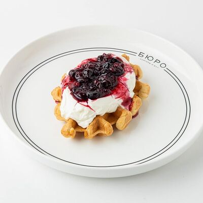 Венская вафля со сливочным кремом в Бюро Бургеры и Бар по цене 450 ₽