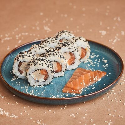 Ролл Аляска с лососем в ШоЗа Суши по цене 699 ₽