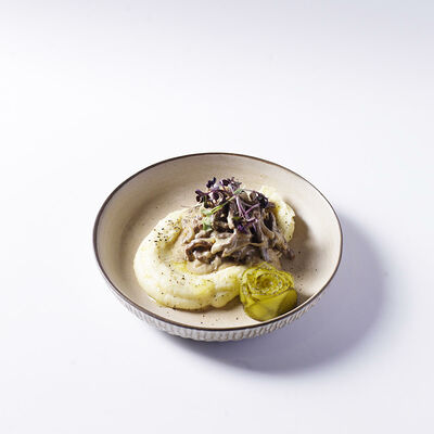 Бефстроганов из телятины с картофельным пюре в Чайхона №1 Васильчуки по цене 950 ₽