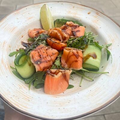 Салат с красной рыбой и апельсиномв 30 см по цене 650 ₽