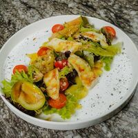 Салат из овощей и жареного сыра в Кафе Nебо
