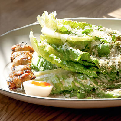 Цезарь с курицей в Dacha restaurant по цене 950 ₽