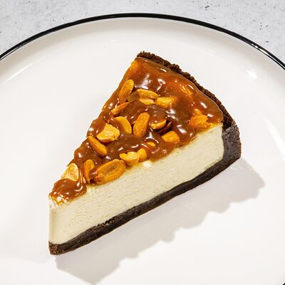 Чизкейк сникерс в Антрекот по цене 485 ₽