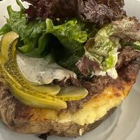 Печёный картофель с говяжьими щёчками в United Kitchen
