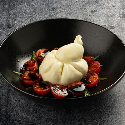 Мини-буррата с томатами в BeerLogovo по цене 665 ₽