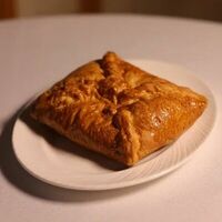 Пирожок слоеный с мясом в Опера