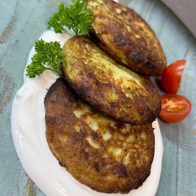 Оладьи из кабачков со сметаной в Кафе хорошего настроения Питер Пэн по цене 450 ₽