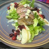 Салат с утиной грудкой, грушей и дорблю в Grenka на Труда