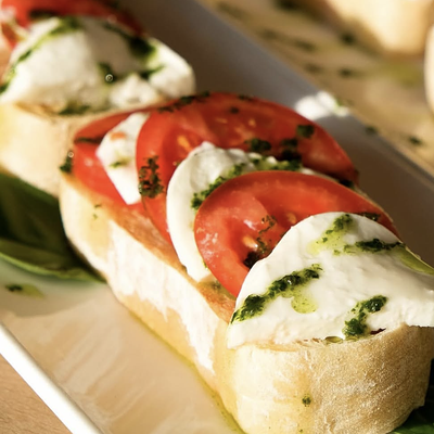 Брускетта с моцареллой и оливками в Капуцин Кирова по цене 440 ₽