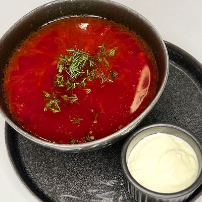 Борщ с говядиной в Клевая блиновая по цене 300 ₽