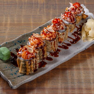 Жареный ролл с тартаром из лосося и тунцав Bao по цене 880 ₽