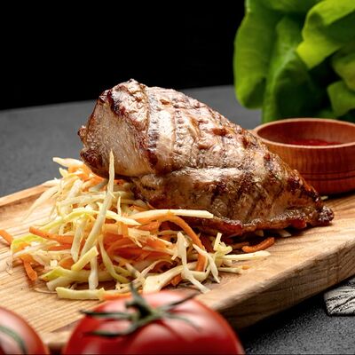 Филе куриное пряное Grill с хрустящим салатом в Мёд и мясо по цене 590 ₽