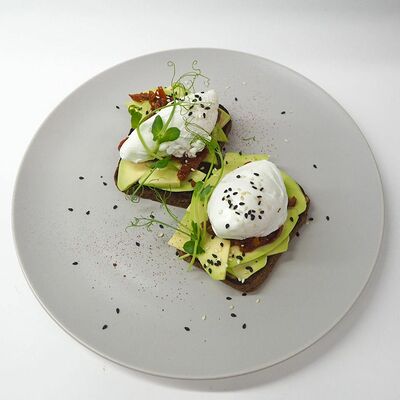 Ржаная брускетта с авокадо и яйцами пашот в Bucho по цене 350 ₽