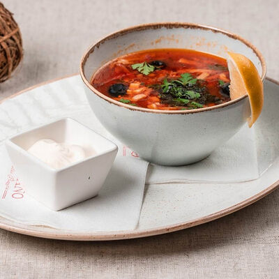 Солянка сборная мясная со метаной в Adriano Leonardo по цене 660 ₽