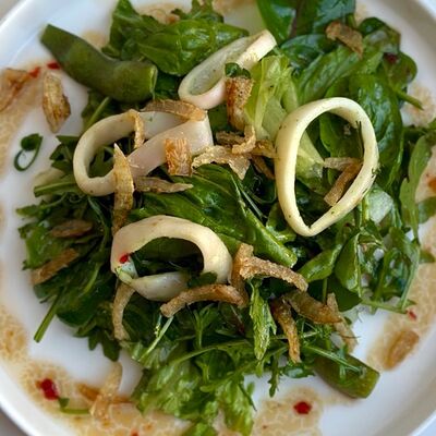 Кальмар, зелень, фасоль стручковая, лук фри в Crystal по цене 690 ₽