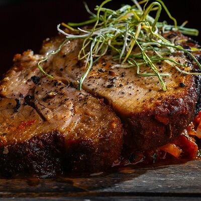 Стейк из свинины с гарниром на выбор в НУАР по цене 750 ₽