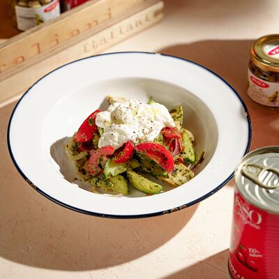 Салат с курицей и соусом Песто в Italiani по цене 415 ₽