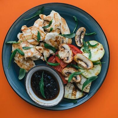 Куриное филе с овощами на гриле и соусом барбекю в Semplice Secondfloor по цене 520 ₽