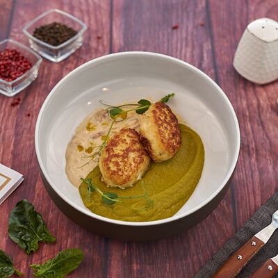 Котлетки из судака с пюре из зеленого горошка и соусом из лисичек в Победа по цене 850