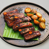 Свиные ребра в соусе кальби с жареным картофелем в Mojo