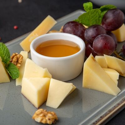 Сырная тарелка в Сытый Лось по цене 1670 ₽