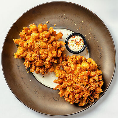 Хрустящий лук с имбирным соусом в Бибирево по цене 580 ₽