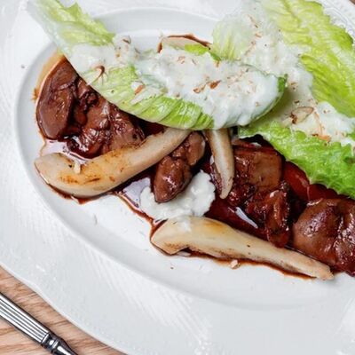 Салат с куриной печенью, грушей, романо и соусом дорблю в Болконский по цене 730 ₽