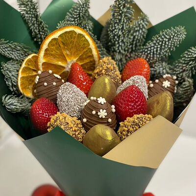 Зимний букет из клубники в шоколадев Buketonline - Съедобные букеты и клубника в шоколаде по цене 3630 ₽
