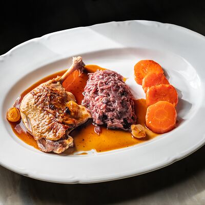 Утиная ножка конфи, красная капуста, морковь в Коробок по цене 1140 ₽