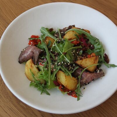 Салат с ростбифом, теплым картофелем и руколой в Гербарий по цене 550 ₽
