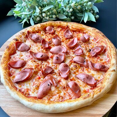 Пицца с баварскими сосисками в Caramel по цене 735 ₽