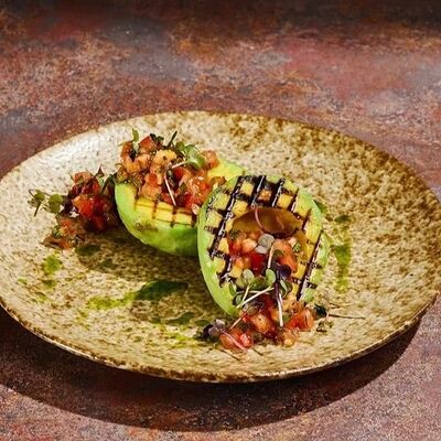 Авокадо гриль с томатной сальсой в Гастробар DOM по цене 500