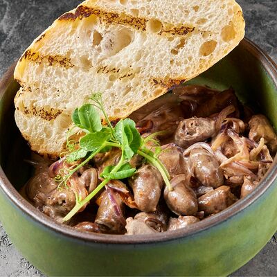 Сердечки куриные с томатами в соусе в ресторан 