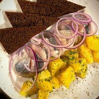 Сельдь с картофелем и бородинскими гренками в Beerserk bar