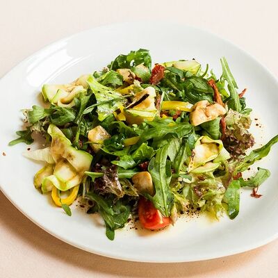 Салат-микс из листовой зелени с вялеными томатами, руколой и белыми грибами в Беллуччи по цене 510