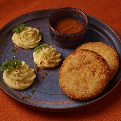 Щучьи котлеты с соусом биск в Липа гастробар по цене 580 ₽