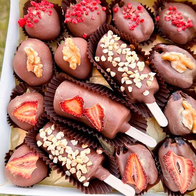 Микс из фруктов и ягод в шоколаде в Букет Альфред I клубника в шоколаде и букеты по цене 2990 ₽