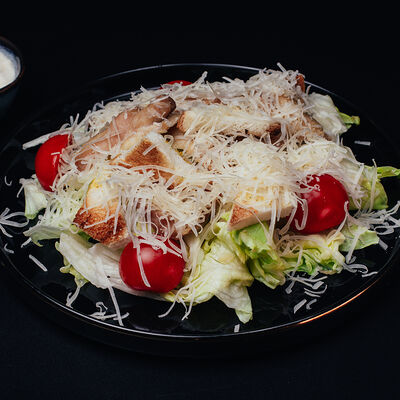 Цезарь с курицей в BBS Kitchen по цене 669 ₽