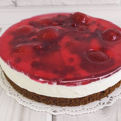 Торт Ягодное настроение с клубникой и брусникой в Брусникино по цене 939 ₽