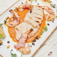Мякоть командорского кальмара и тигровых креветок в Камин