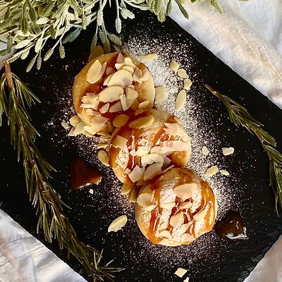 Сырники творожные с карамелью и миндальными хлопьями в Вкус кофе по цене 369 ₽