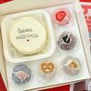 Подарочный набор бенто с вашей надписью и моти ассорти в Caramel magic моти и бенто по цене 4590