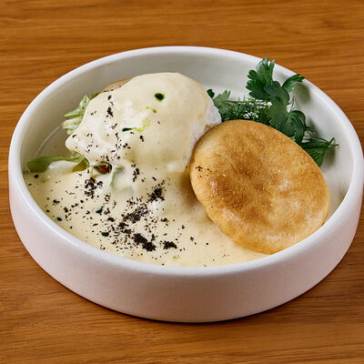 Английский маффин с яйцом пашот и тамбовским окороком в Клёво по цене 730 ₽