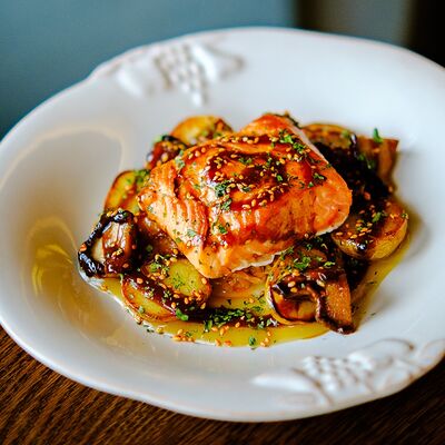 Стейк из лосося с картофелем и капустой кимчи в Пена Дней по цене 39 р.