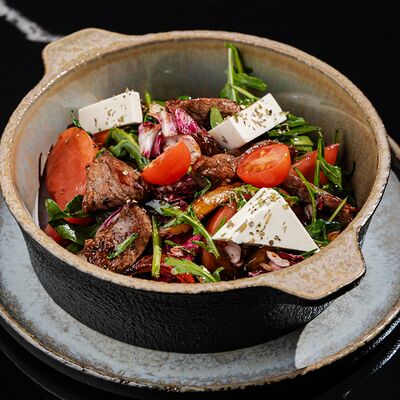 Теплый салат с говядинойв Moslounge & Bar по цене 670 ₽
