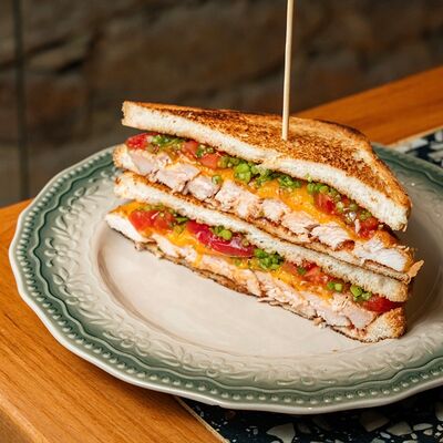 Сэндвич с куриным филе, соусом барбекю и сыром чеддер (Завтрак) в Теория Гастробар по цене 613 ₽