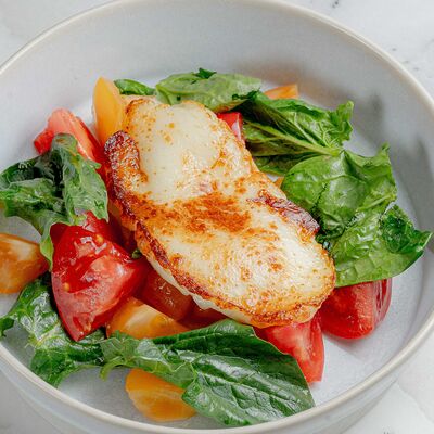 Печеный халуми с томатами в Sparkle по цене 890 ₽