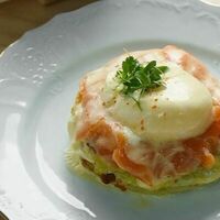 Оладьи из кабачка с лососем, яйцом пашот и голландским соусом в Blanche